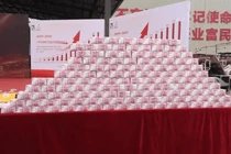 "Núi tiền" Công ty Lục Năng, Giang Tây dùng để phát thưởng Tết cho nhân viên. Ảnh: Singtao.
