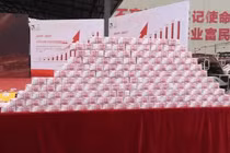 "Núi tiền" Công ty Lục Năng, Giang Tây dùng để phát thưởng Tết cho nhân viên. Ảnh: Singtao.