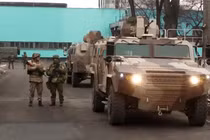 Binh sĩ lực lượng gìn giữ hòa bình CSTO canh gác bảo vệ sân bay Almaty (Ảnh: Sina).