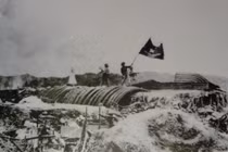 Quân kỳ Quyết thắng tung bay trên nóc hầm Sở chỉ huy quân Pháp ở Điện Biên Phủ (Ảnh: Allhistory)