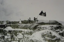 Quân kỳ Quyết thắng tung bay trên nóc hầm Sở chỉ huy quân Pháp ở Điện Biên Phủ (Ảnh: Allhistory)