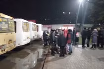 Dân chúng Donetsk chờ lên xe sơ tán sang Nga lánh nạn đêm 18/2 (Ảnh: Đông Phương).