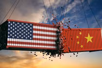 Việc ông Trump tiếp tục tăng thuế đối với hàng hóa Trung Quốc nhập khẩu làm dấy lên lo ngại về chiến tranh thương mại Mỹ-Trung. Ảnh: Tianxia.