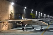 Máy bay không người lái Mohajer-6 của Iran ở căn cứ dưới lòng đất (Ảnh: Sohu).