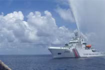Tàu Hải Cảnh Trung Quốc phun vòi rồng đe dọa tàu Philippines (Ảnh: AP).
