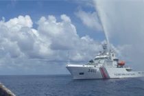 Tàu Hải Cảnh Trung Quốc phun vòi rồng đe dọa tàu Philippines (Ảnh: AP).