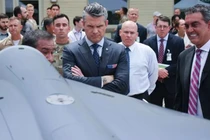 Bộ trưởng Quốc phòng Mỹ Pete Hegseth thị sát chiếc máy bay mẫu LUCAS hôm 16/7. Ảnh: QQnews.