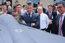 Bộ trưởng Quốc phòng Mỹ Pete Hegseth thị sát chiếc máy bay mẫu LUCAS hôm 16/7. Ảnh: QQnews.