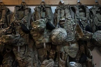 Các mũ và áo giáp chống đạn giá Mỹ nhưng thực chất là hàng giá rẻ, chất lượng kém được Tanner Jackson nhập từ Trung Quốc (Ảnh: taskandpurpose).