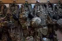 Các mũ và áo giáp chống đạn giá Mỹ nhưng thực chất là hàng giá rẻ, chất lượng kém được Tanner Jackson nhập từ Trung Quốc (Ảnh: taskandpurpose).