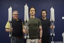 Brian Johnson (giữa) cùng cha và con trai đã tiến hành ca tiến hành thủ thuật truyền máu lịch sử (Ảnh: Toutiao)