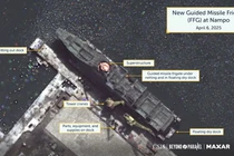 Ảnh vệ tinh chụp khu trục hạm Triều Tiên đang đóng. Ảnh: Maxar.