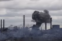 Nhà máy thép Azovstal bị không quân Nga ném bom (Ảnh: QQ).