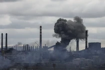 Nhà máy thép Azovstal bị không quân Nga ném bom (Ảnh: QQ).