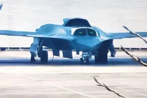 Bức ảnh được cho là chụp chiếc máy bay thế hệ thứ sáu J-36 đỗ tại Nhà máy chính của Tập đoàn công nghiệp máy bay Thành Đô. Ảnh: Thewarzone.