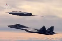 Máy bay không người lái S-70 Okhonik (trên) được phát triển để phối hợp tác chiến với Su-57 (dưới) (Ảnh: BQP Nga)