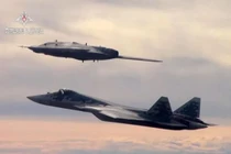 Máy bay không người lái S-70 Okhonik (trên) được phát triển để phối hợp tác chiến với Su-57 (dưới) (Ảnh: BQP Nga)