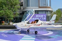 Chiếc máy bay dùng cho khuyến mãi đỗ cạnh văn phòng giao dịch (Ảnh: Sohu)