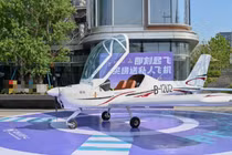 Chiếc máy bay dùng cho khuyến mãi đỗ cạnh văn phòng giao dịch (Ảnh: Sohu)