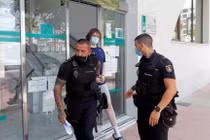 Joseph O'Connor rời tòa án sau khi bị tuyên phạt 5 năm tù vì xâm nhập tài khoản Twitter của hơn 100 chính trị gia và người nổi tiếng để lừa đảo (Ảnh: Reuters)