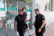 Joseph O'Connor rời tòa án sau khi bị tuyên phạt 5 năm tù vì xâm nhập tài khoản Twitter của hơn 100 chính trị gia và người nổi tiếng để lừa đảo (Ảnh: Reuters)