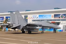  Chiếc J-16D được trưng bày trong trạng thái tĩnh tại Triển lãm Hàng không Chu Hải (Ảnh: QQ)