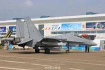  Chiếc J-16D được trưng bày trong trạng thái tĩnh tại Triển lãm Hàng không Chu Hải (Ảnh: QQ)