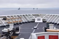  Tàu tuần tra Behoff của Lực lượng phòng vệ bờ biển Mỹ theo dõi giám sát các tàu Trung Quốc trong vùng đặc quyền kinh tế Mỹ (Ảnh: Đông Phương).