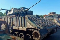 Hình ảnh chiếc xe chiến đấu Mỹ M2 Bradley mang pháo tự động 30mm 2A72 của Nga. Ảnh: QQnews.