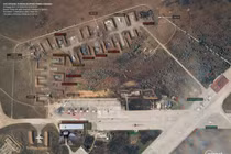 Hình ảnh chụp từ vệ tinh do Planet Labs PBC công bố cho thấy rõ các máy bay bị phá hủy trong vụ nổ (Ảnh: Christiaan Triebert).