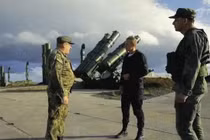 Đài Truyền hình Nga lần đầu tiên công khai hình ảnh trận địa tên lửa đánh chặn S-300V4 trên đảo Kunashir đang tranh chấp với Nhật (Ảnh: QQ).