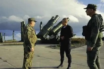 Đài Truyền hình Nga lần đầu tiên công khai hình ảnh trận địa tên lửa đánh chặn S-300V4 trên đảo Kunashir đang tranh chấp với Nhật (Ảnh: QQ).