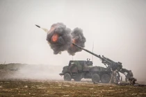 Hai khẩu pháo tự hành bánh lốp Caesar của Pháp viện trợ Ukraine đã bị lọt vào tay người Nga (Ảnh: Twitter).