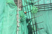 Loại lưới chắn đang được sử dụng tại tất cả các công trình xây dựng ở Hồng Kông sẽ phải dỡ bỏ trước ngày 6/12. Ảnh: RTHK.