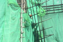 Loại lưới chắn đang được sử dụng tại tất cả các công trình xây dựng ở Hồng Kông sẽ phải dỡ bỏ trước ngày 6/12. Ảnh: RTHK.