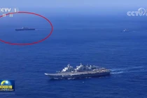 Tàu Izumo (trong vòng tròn) song hành trên biển với tàu Liêu Ninh (Ảnh: CCTV).