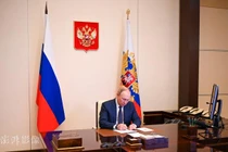 Ngày 5/3, Tổng thống Nga Putin kí sắc lệnh yêu cầu lập Danh sách các quốc gia và khu vực không thân thiện với Nga (Ảnh: Thepaper).