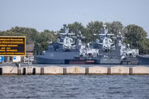 Các tàu chiến NATO tham gia diễn tập tập kết ở quân cảng Rostock của Đức. Ảnh: AFP.