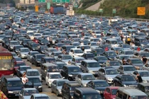 Tình trạng kẹt xe nghiêm trọng xuất hiện trên nhiều tuyến cao tốc (Ảnh: Sohu).