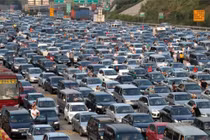 Tình trạng kẹt xe nghiêm trọng xuất hiện trên nhiều tuyến cao tốc (Ảnh: Sohu).
