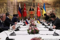 Tổng thống Thổ Nhĩ Kỳ Erdogan khai mạc vòng đàm phán tại Dinh Tổng thống ở Istanbul (Ảnh: AP).