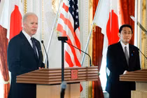 Tổng thống Mỹ Biden tuyên bố tại cuộc họp báo chung với Thủ tướng Nhật Fumio Kishida: “Nếu Bắc Kinh xâm phạm Đài Loan, Mỹ sẵn sàng sử dụng vũ lực để bảo vệ Đài Loan” (Ảnh: Thepaper).