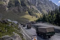 Nhiều nguồn tin Ấn Độ và nước ngoài cho biết Ấn Độ đã tăng thêm 50 ngàn quân ra biên giới Trung Ấn và thay đổi thế trận bố trí (Ảnh: Deutsche Welle).