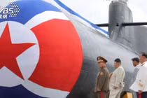 Chủ tịch Kim Jong-un thị sát tàu ngầm tấn công hạt nhân chiến thuật đầu tiên “Hero Kim Kun Ok” của Triều Tiên hạ thủy năm 2023 (Ảnh: TVBS)