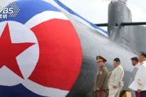Chủ tịch Kim Jong-un thị sát tàu ngầm tấn công hạt nhân chiến thuật đầu tiên “Hero Kim Kun Ok” của Triều Tiên hạ thủy năm 2023 (Ảnh: TVBS)