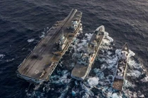 Tàu sân bay HMS Queen Elizabeth và các tàu RFA Tideforce của Anh (giữa), HNLMS Evertsen của Hà Lan trên Biển Đông (Ảnh: Đông Phương).