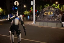 Robot Viễn Chinh A2 đi qua cầu đường bộ Vũ Ninh ở Thượng Hải. Ảnh: Qbitai.