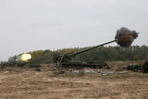 Theo truyền thông phương Tây, Nga đã triển khai loại pháo tự hành 2S7 Pion có thể bắn đạn hạt nhân tới biên giới đối diện Khackov (Ảnh: Chinatimes). 