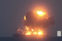 Tàu Sounion cháy dữ dội sau khi bị trúng tên lửa của Houthi hôm 21/8 (Ảnh: Reuters).