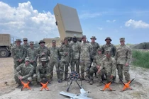 Các UAV bị bắn hạ trong cuộc thử nghiệm cùng các binh sĩ và hệ thống “Leonidas HPM”. Ảnh: Epirus.